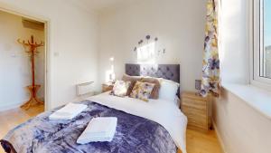 The Cosy Bay Near Tower Bridge