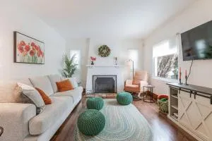 Stylish 2br Cozy Home 10min Drive from ND! - Orchard Heights Addition