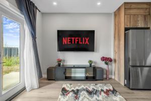 Sunny Walk-out Unit, Free HiSpeed Wi-Fi and Parking, Near Grocery