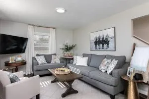 Cozy 4BR 3BA Home 1.2 Mi Walk to ND - Granger