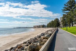 A Stones Throw - Cafes, Parking, WiFi