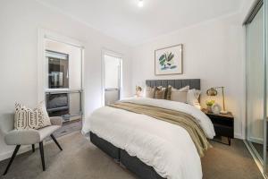 Urban Luxe - A Contemporary City-Edge Haven