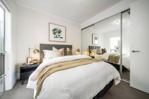 Urban Luxe - A Contemporary City-Edge Haven