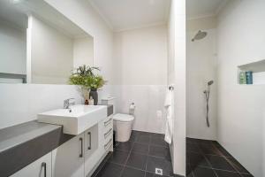 Urban Luxe - A Contemporary City-Edge Haven