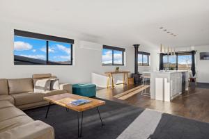 Mountain G O A T - Wood Fired Hot Tub, Pool Table, Bike Storage, Ski Drying Room, Perfect for biking or ski trips!