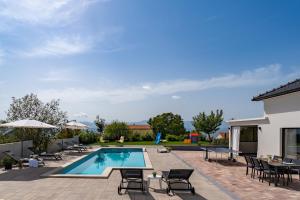 NEW! Villa Lukas with 44m2 pool in Makarska hinterland 