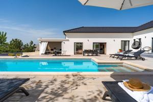 NEW! Villa Lukas with 44m2 pool in Makarska hinterland 