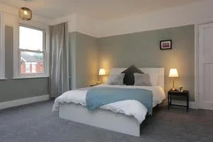 BOURNECOAST - SPACIOUS FLAT NEAR SHOPS/BEACH-FM182 - Iford