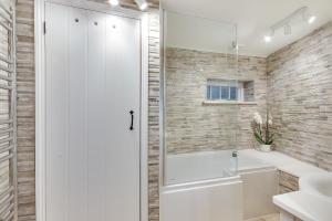 Lovely Countryside Coach Cottage - Pass the Keys