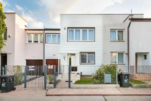 Metro Zacisze Fausta House with Garden by BookingHost