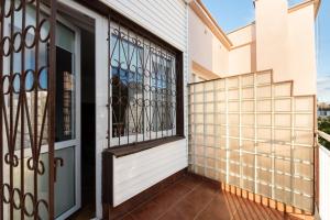 Metro Zacisze Fausta House with Garden by BookingHost