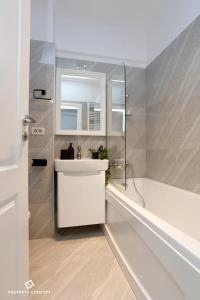 Central Residence Apartment 112 B3