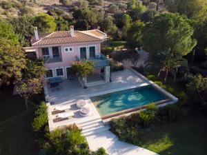 Villa Iris - Luxury traditional beachfront villa with swimming pool