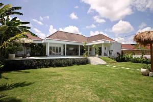 Wonderful designer villa huge garden near Samadi