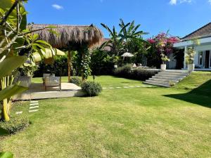 Wonderful designer villa huge garden near Samadi