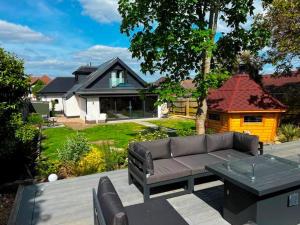 DRIFTWOOD by BOURNECOAST - An Exquisite Chalet Bungalow with a Sauna, BBQ Hut and Garden - HB6339