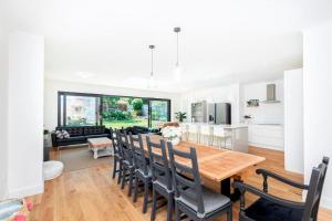 DRIFTWOOD by BOURNECOAST - An Exquisite Chalet Bungalow with a Sauna, BBQ Hut and Garden - HB6339