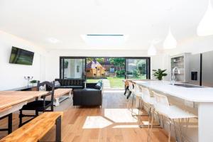 DRIFTWOOD by BOURNECOAST - An Exquisite Chalet Bungalow with a Sauna, BBQ Hut and Garden - HB6339