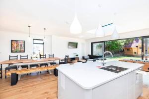 DRIFTWOOD by BOURNECOAST - An Exquisite Chalet Bungalow with a Sauna, BBQ Hut and Garden - HB6339