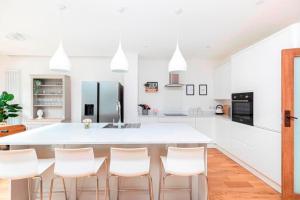 DRIFTWOOD by BOURNECOAST - An Exquisite Chalet Bungalow with a Sauna, BBQ Hut and Garden - HB6339