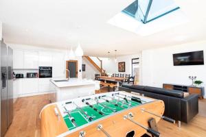 DRIFTWOOD by BOURNECOAST - An Exquisite Chalet Bungalow with a Sauna, BBQ Hut and Garden - HB6339