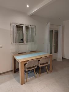 Maisons de vacances La RIVIERA maison avec riviere et jardin 35Mins de PARIS RER C a 600m pour Tour Eiffel ORLY airport 25km Restaurants et supermarches proches : photos des chambres