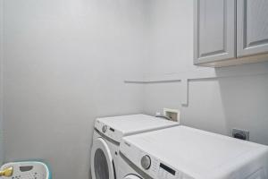 4BR 3BA Modern, newly remodeled, 16 ppl