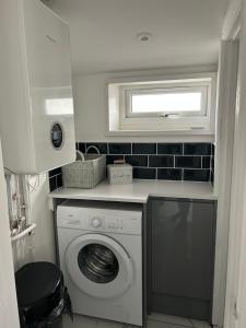 Modern 1 bed Flat with Private Courtyard