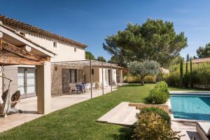 Bastide Blanche Villa with swimming pool and pétanque court in Lourmarin