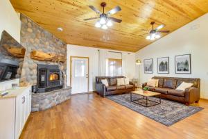 1-Acre Fenced Yard Pet-Friendly Show Low Cabin!