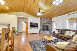 1-Acre Fenced Yard Pet-Friendly Show Low Cabin!