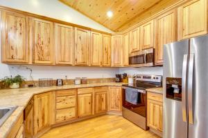 1-Acre Fenced Yard Pet-Friendly Show Low Cabin!