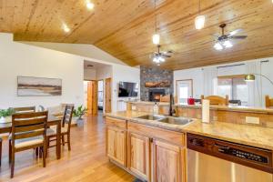 1-Acre Fenced Yard Pet-Friendly Show Low Cabin!