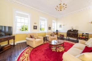 Stunning & spacious Georgian town house in St Neots town centre with parking