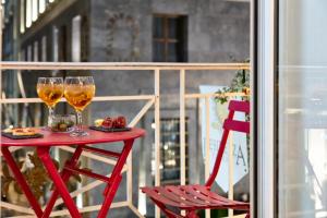 Zimmer mit Kingsize-Bett und Balkon