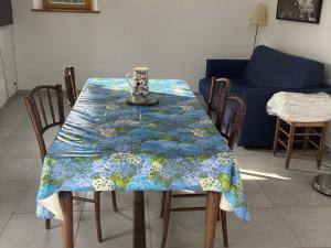 Maisons de vacances Maison en pierres au calme avec jardin proche plages et sentier cotier - FR-1-418-88 : photos des chambres