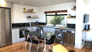 Mountain and Harbour Views - Grand Vue Cottage