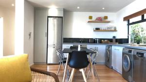 Mountain and Harbour Views - Grand Vue Cottage