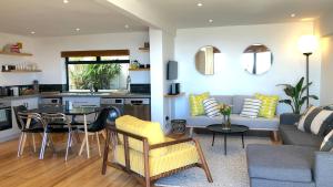 Mountain and Harbour Views - Grand Vue Cottage