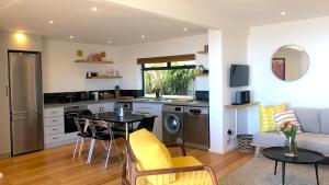 Mountain and Harbour Views - Grand Vue Cottage