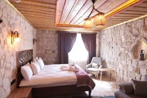 Stone Owl Otel & Restaurant - 于尔居普