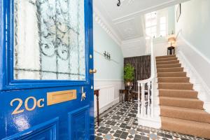 Stunning & spacious Georgian town house in St Neots town centre with parking