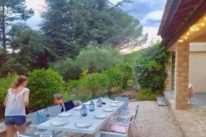 Family house 10 mn walking distance from Lourmarin - 卢马罕