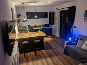 Modern cosy apartment walking distance to many cove beaches and coast path walks as well as the famous Helford river