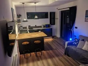 Modern cosy apartment walking distance to many cove beaches and coast path walks as well as the famous Helford river - Helford Passage