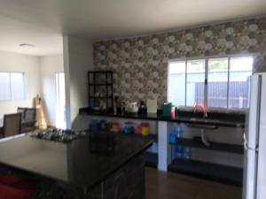 Casa com piscina em condomínio fechado