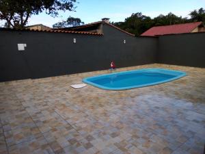 Casa com piscina em condomínio fechado