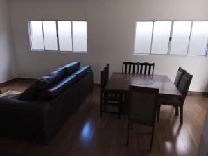 Casa com piscina em condomínio fechado