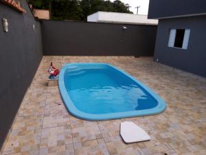 Casa com piscina em condomínio fechado