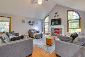 Hot Tub, Deck and Game Room Spacious Poconos Escape - Sciota